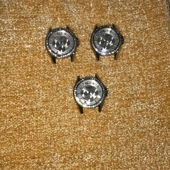 Fossil watch with a variety of bands. - Picture 3 of 3